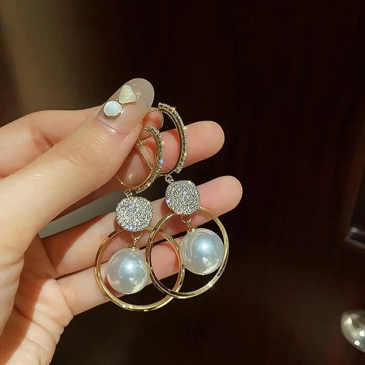 Kolczyki z perłami słodkowodnymi i diamentowymi kulkami